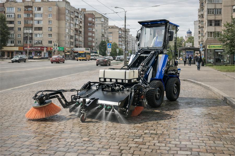 Барнаулец-500 со щеткой на дорожке