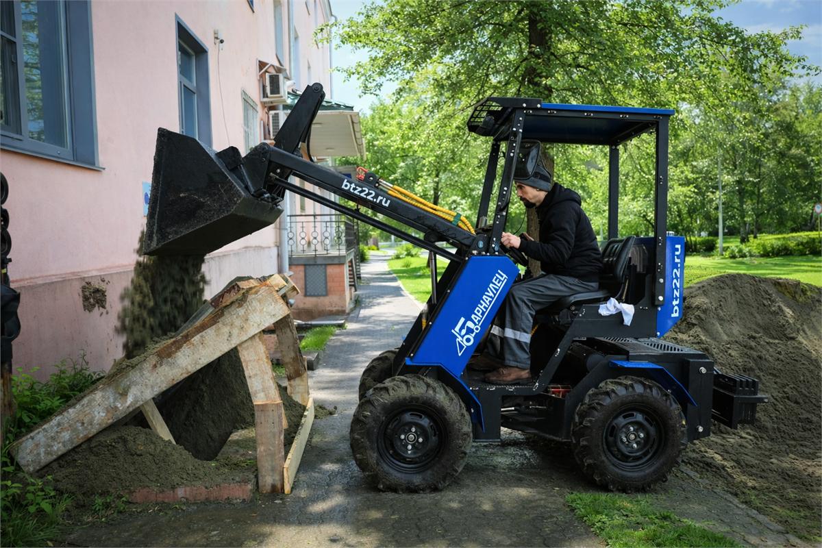 Барнаулец-500 выгружает материал рядом с домом