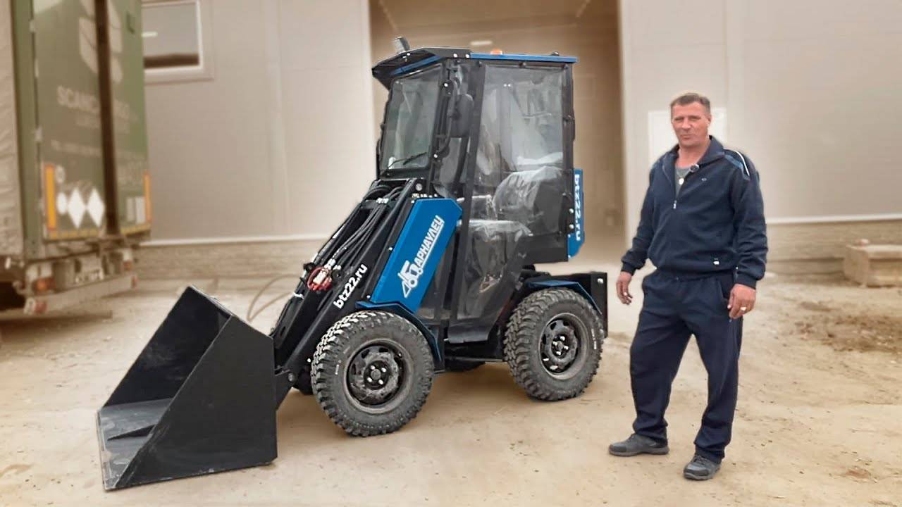 Кадр из короткого видеоотзыва о мини-погрузчике Барнаулец-500